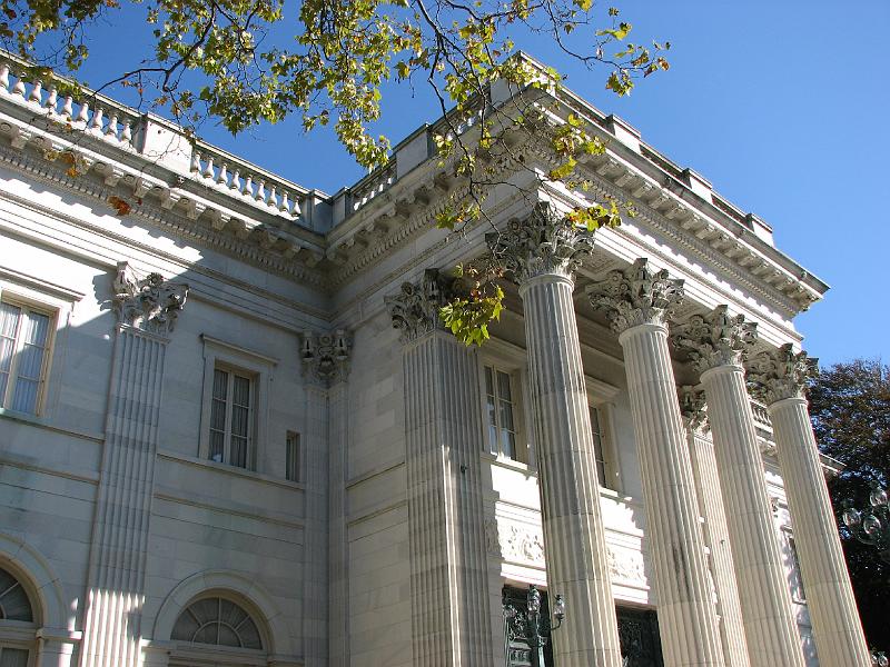 2008-10-12_Tiverton_Newport_Mansions 003.jpg